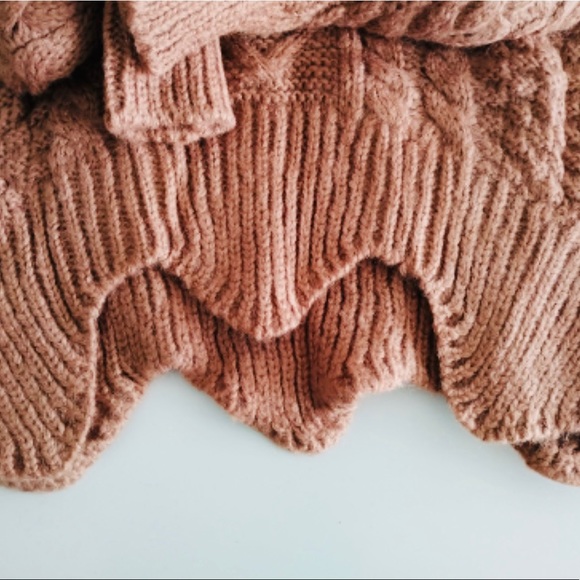 Last 1 🎉🎀 Scalloped Winter Turtleneck Sweater🎀 - Picture 2 of 3